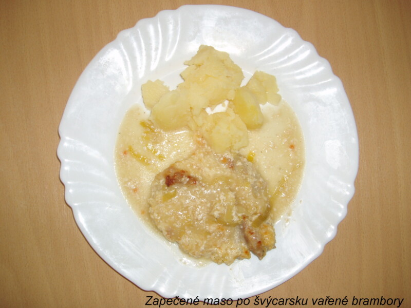 Zapečené maso po švýcarsku vařené brambory
